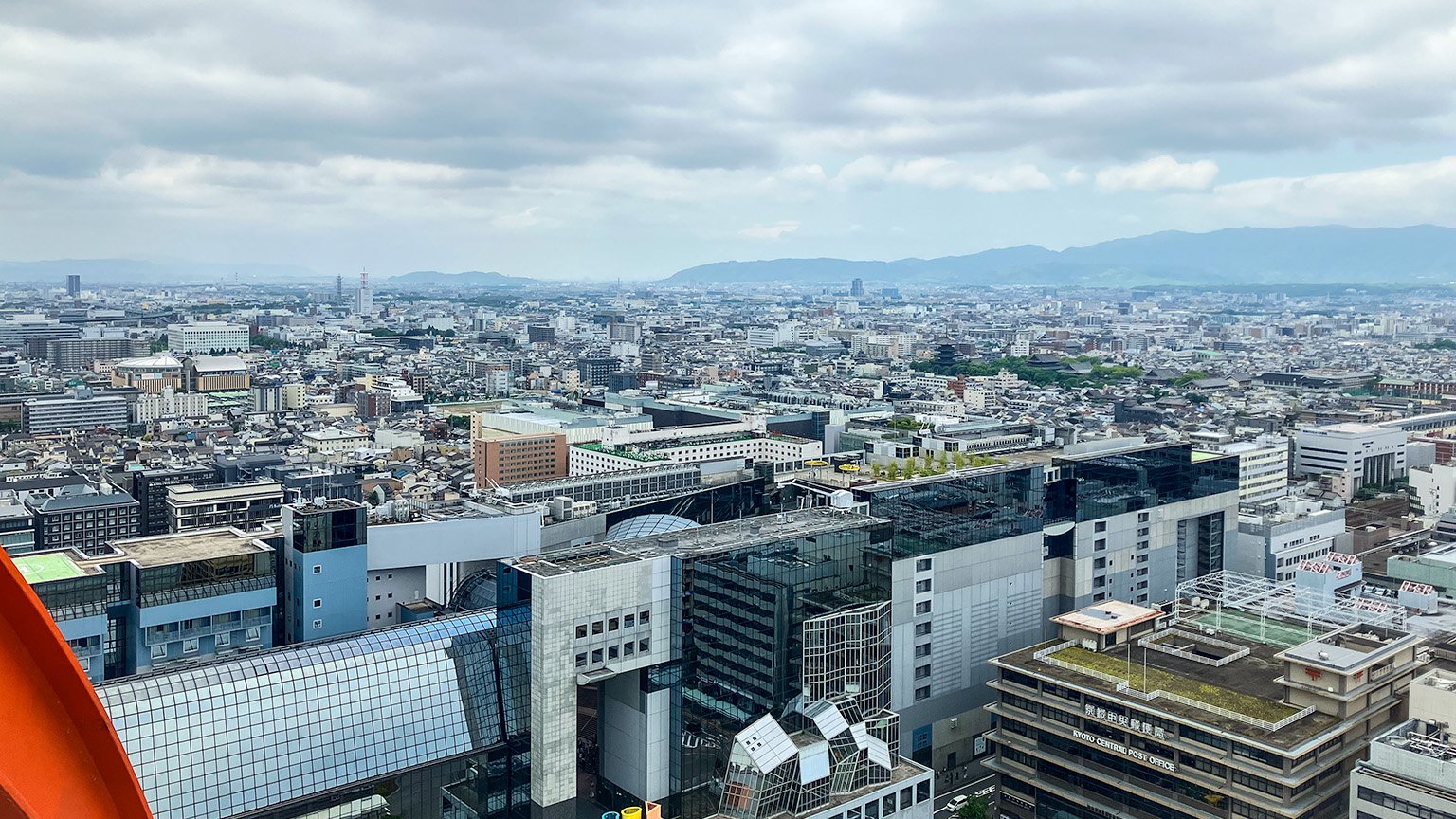 ニデック京都タワーの展望室から見た京都駅ビルの写真