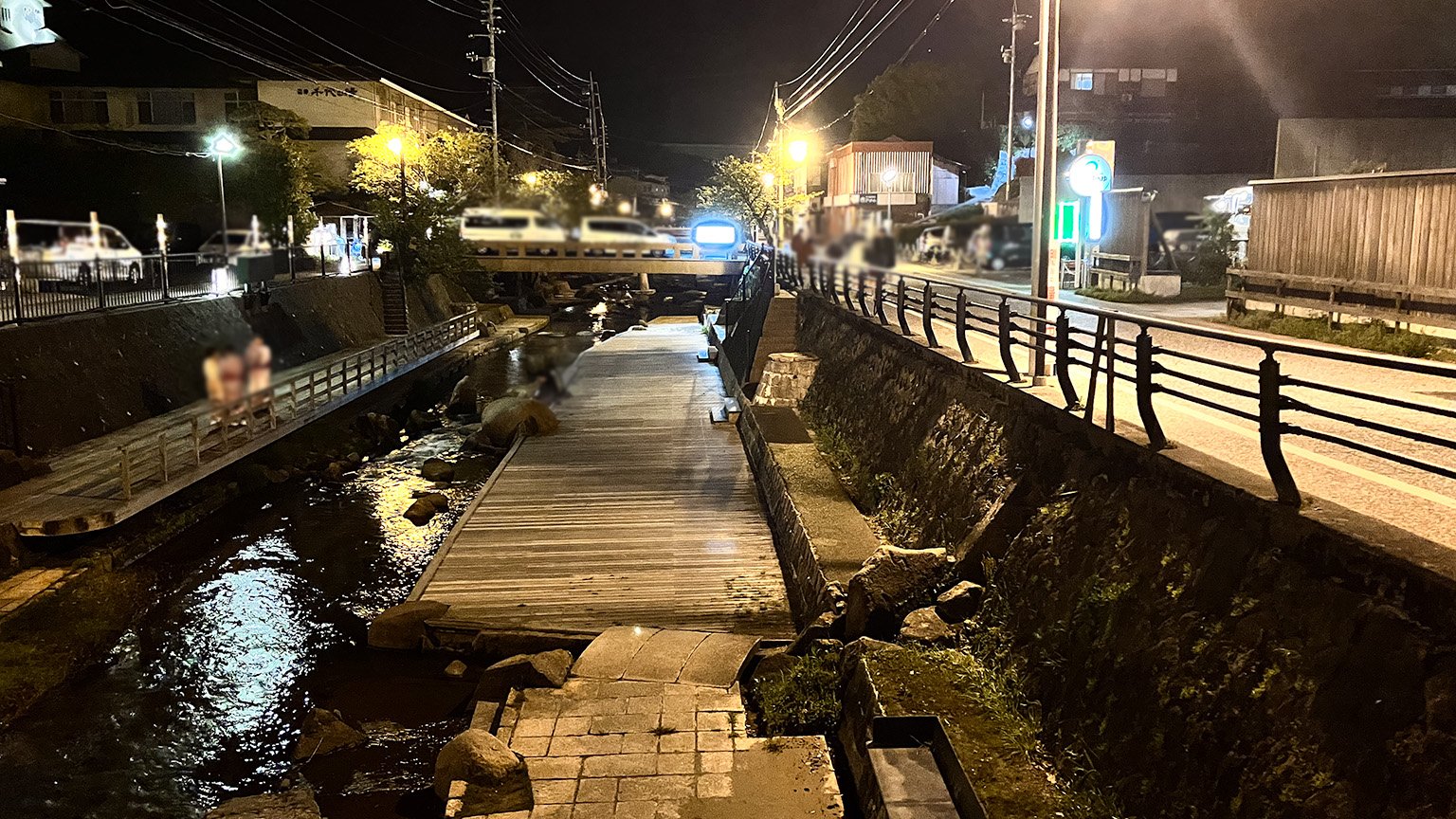 玉造温泉街を流れる玉湯川の足湯の写真