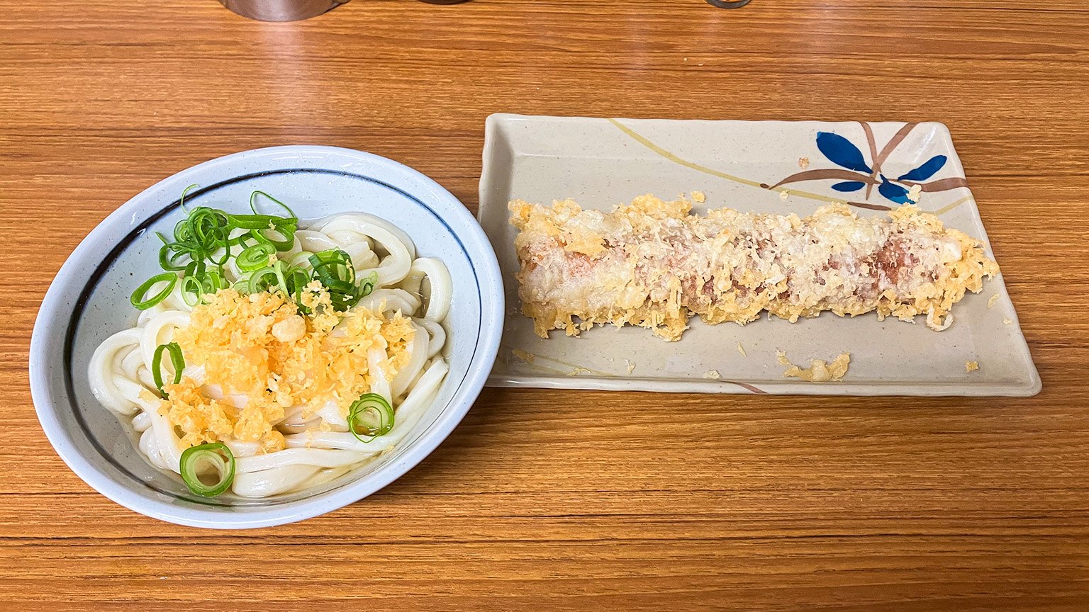 セルフうどんの店竹清のうどんとちくわ天の写真