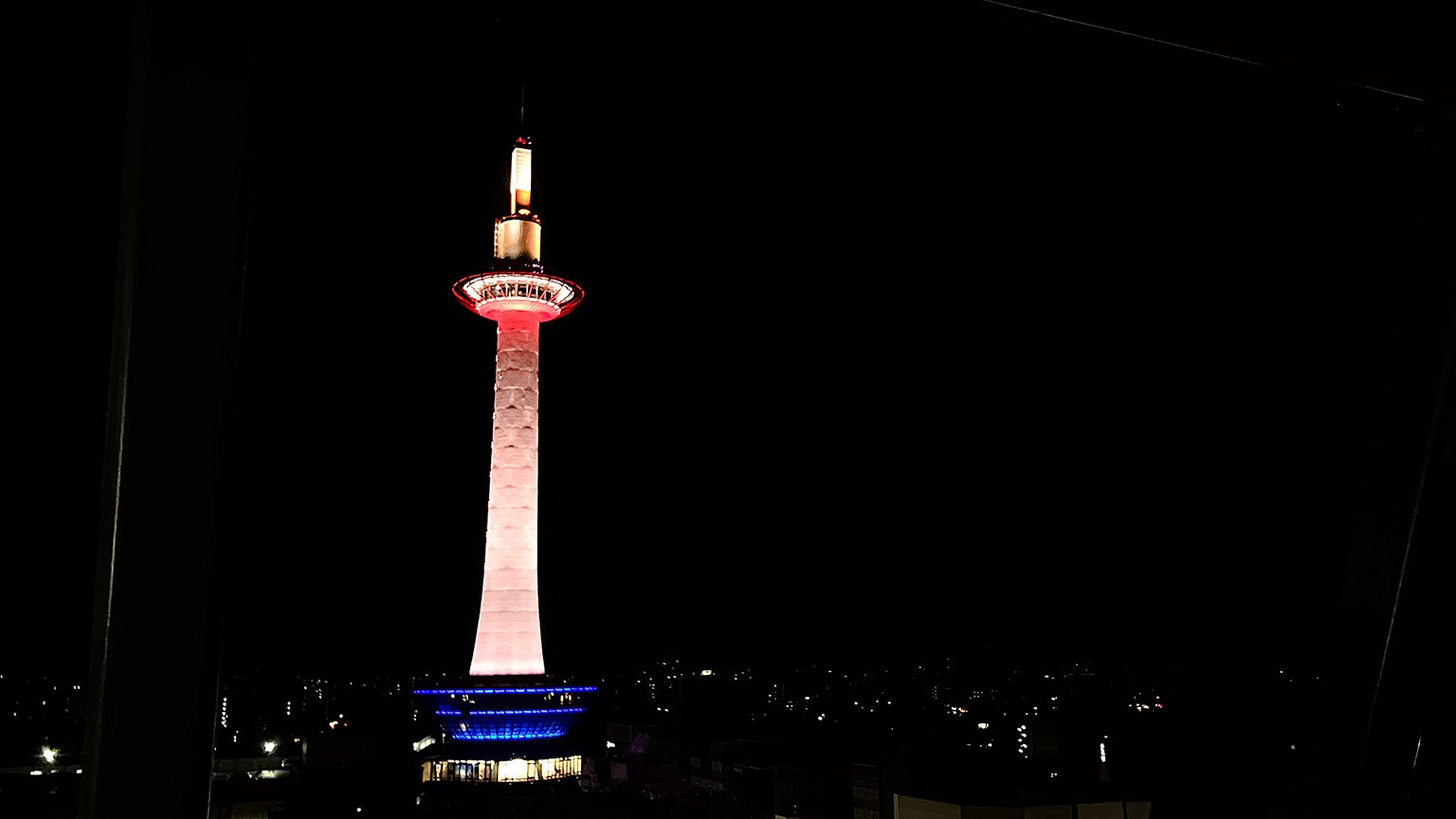 京都駅ビルの空中径路から見たニデック京都タワーの写真