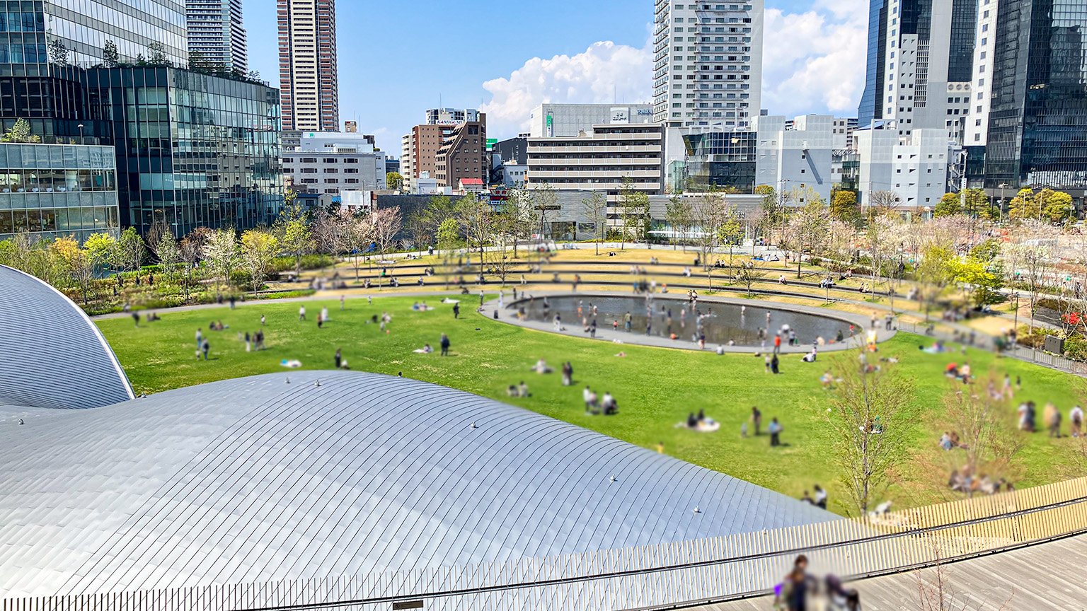 うめきたグリーンプレイスから見たうめきた公園の写真