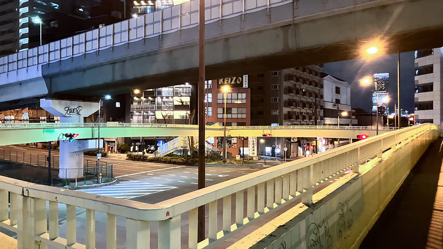 歩道橋から見た下寺町交差点の写真