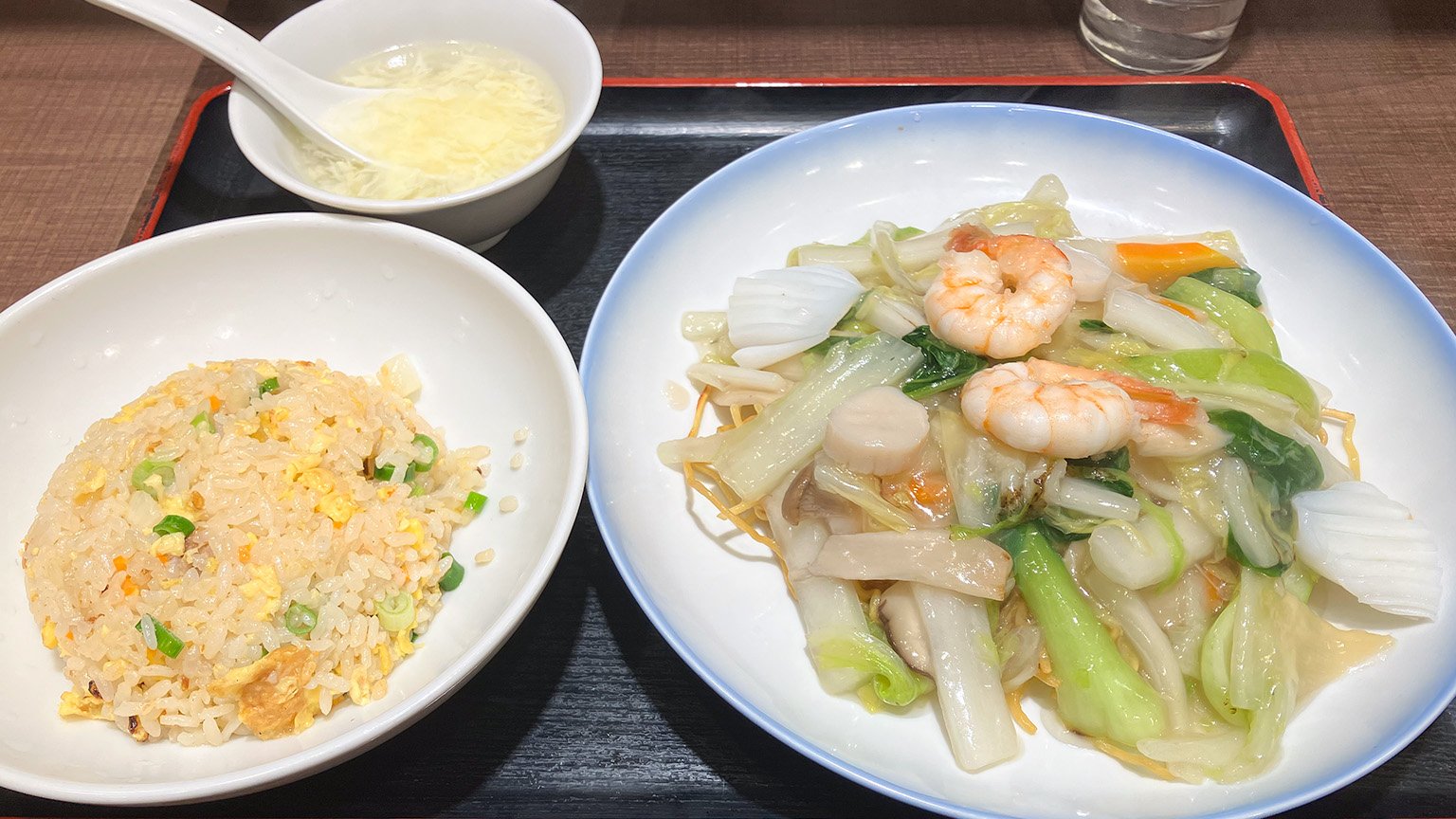 551蓬莱の海鮮焼そばセットの写真