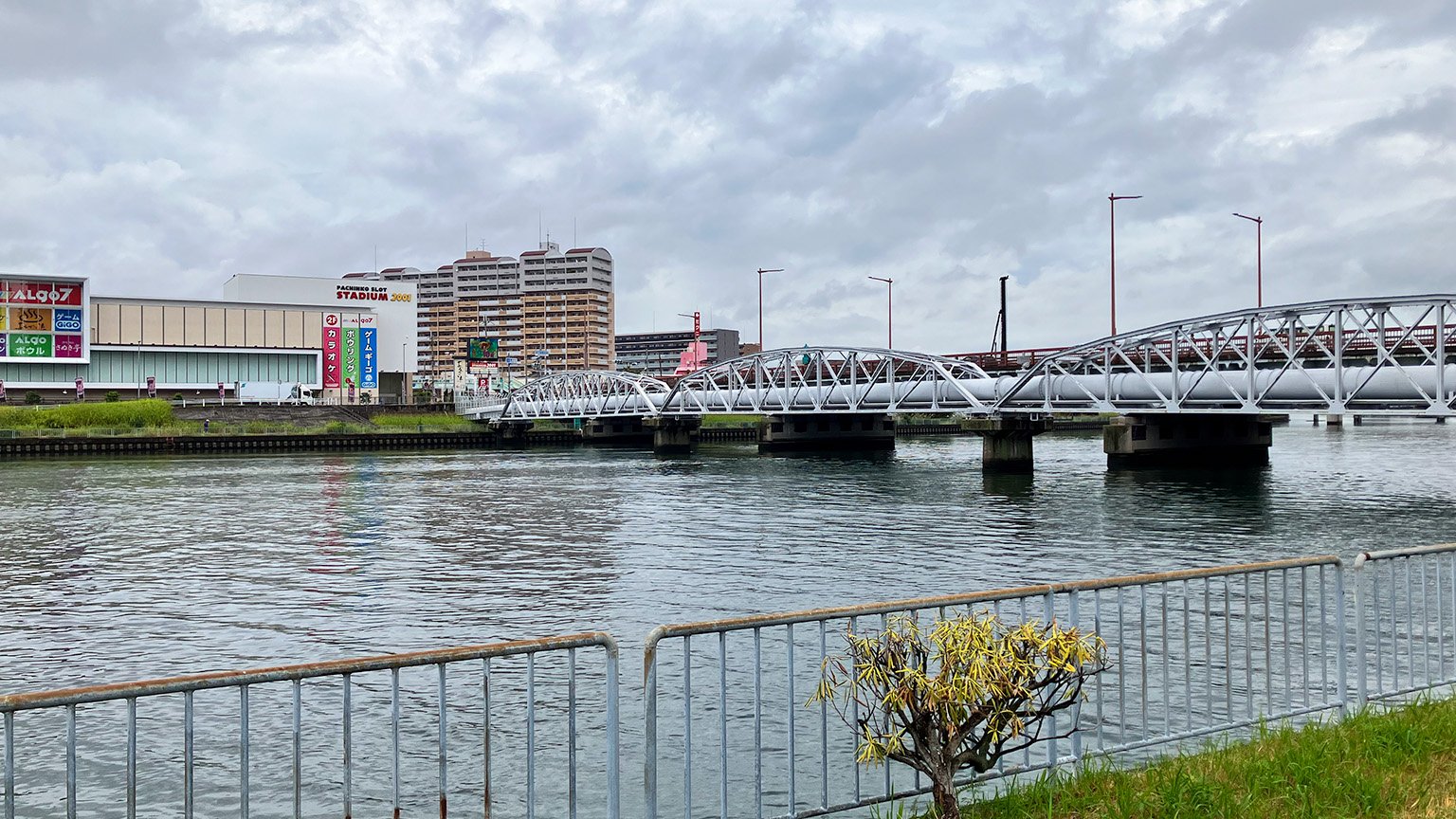 神崎川と新三国橋の写真