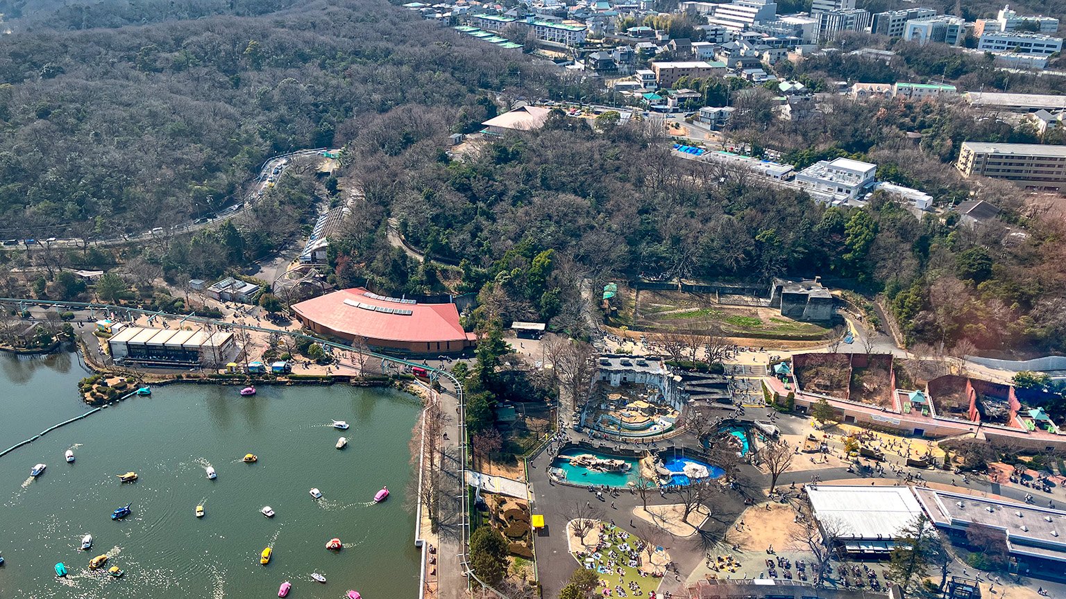 東山スカイタワーの展望室からの景色の写真