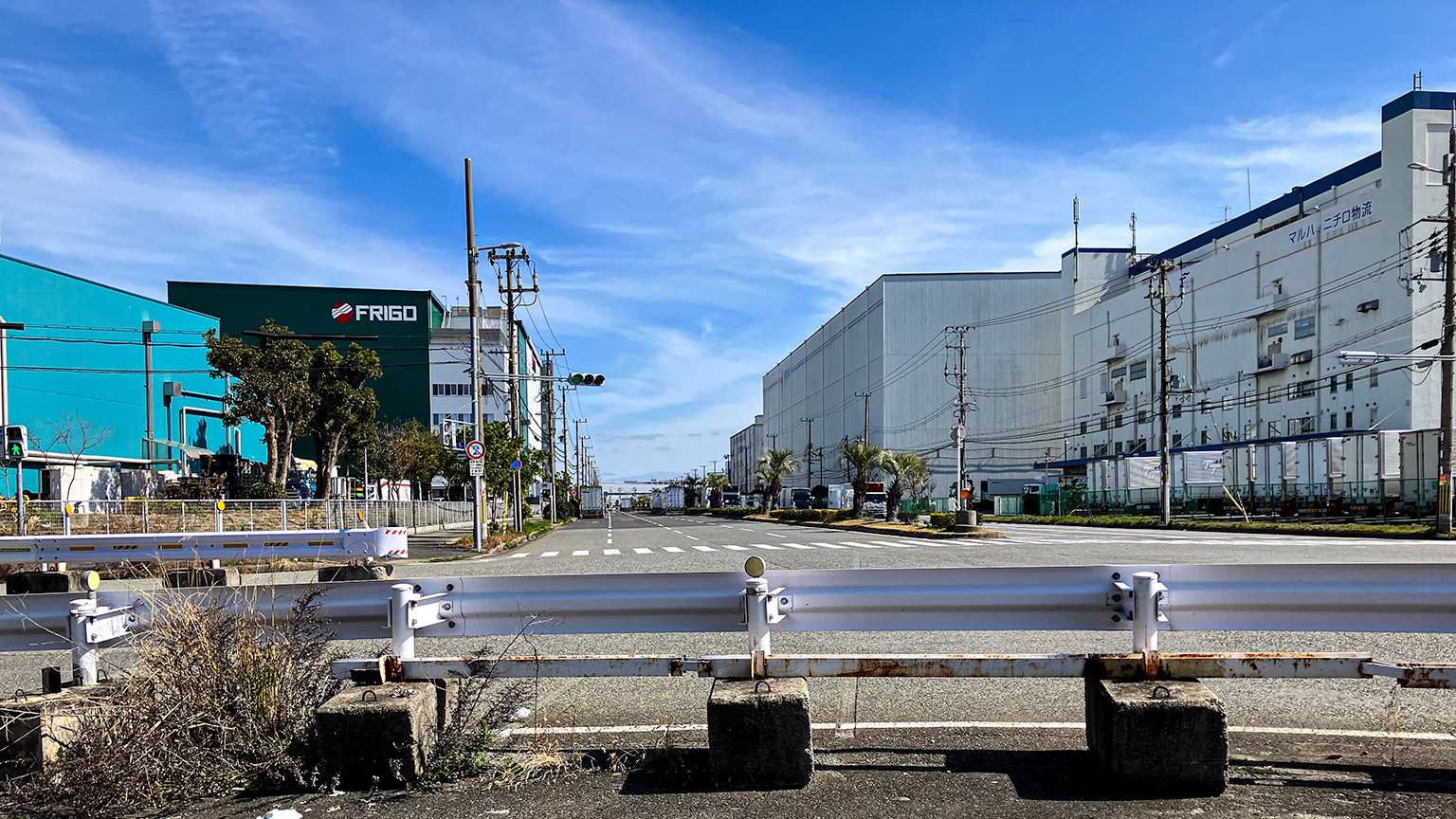 東西に伸びる大通りの写真