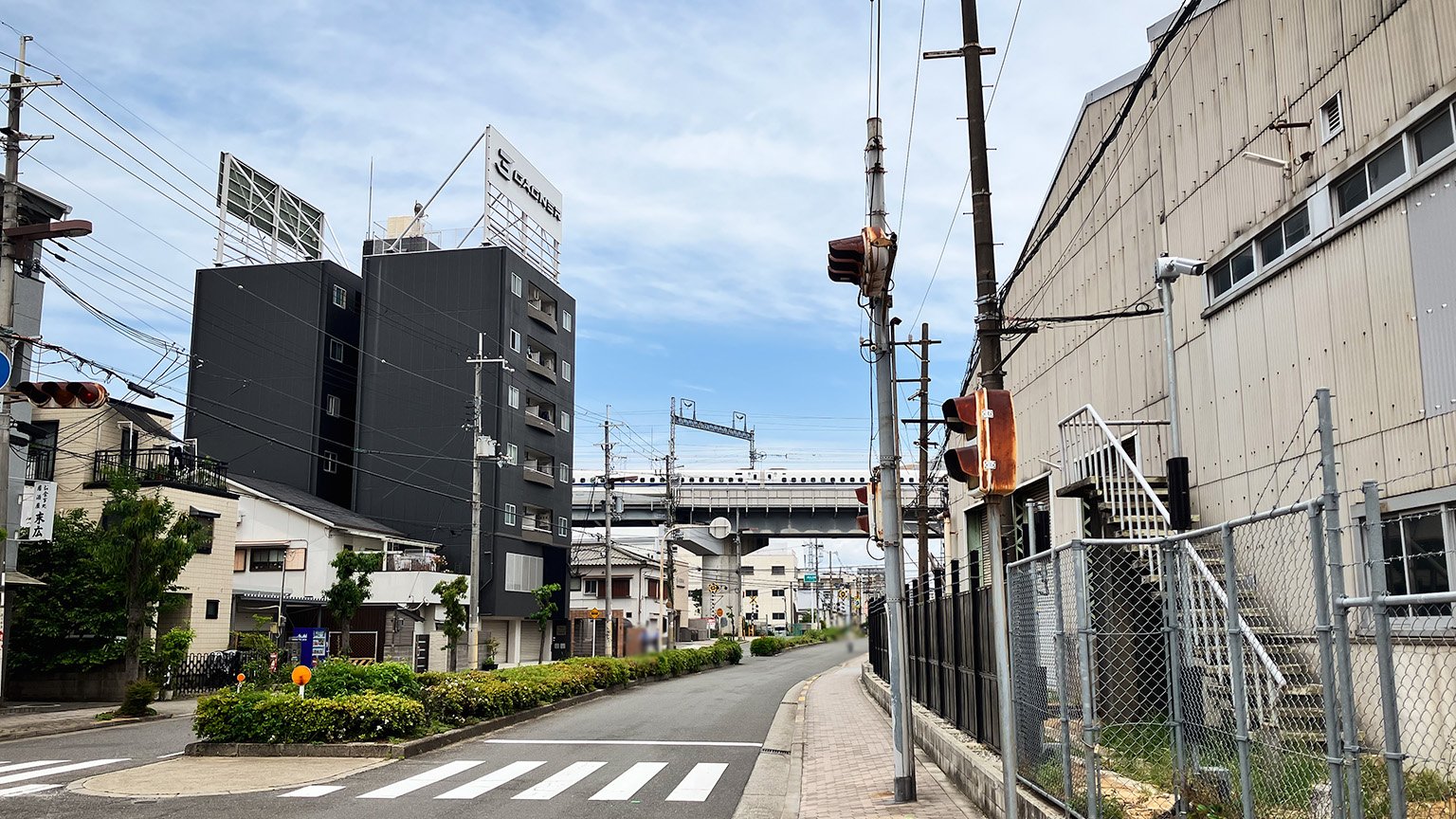 山陽新幹線の高架と走り抜ける新幹線の写真