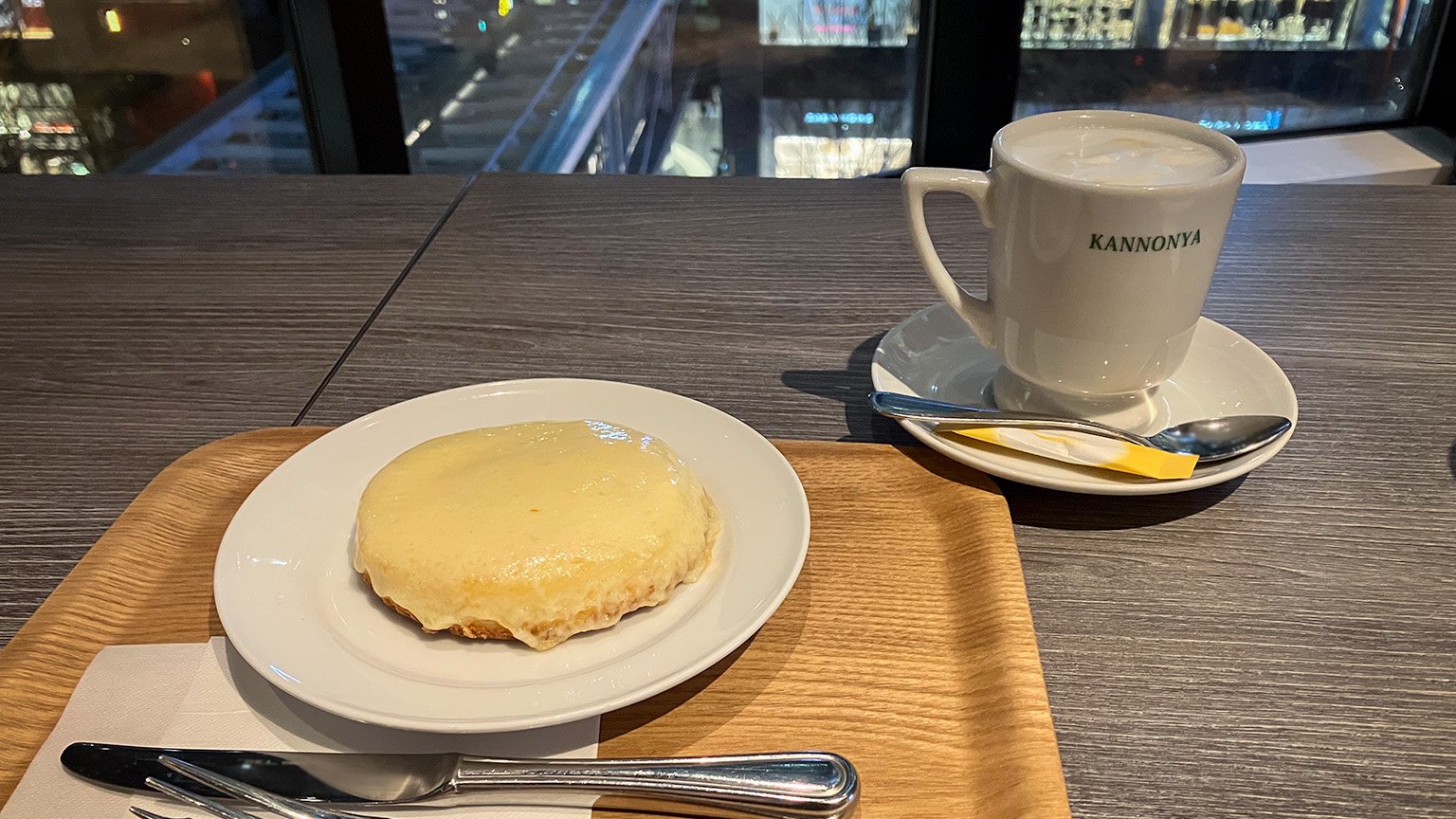 観音屋グランフロント大阪店のデンマークチーズケーキとホットカフェラテの写真
