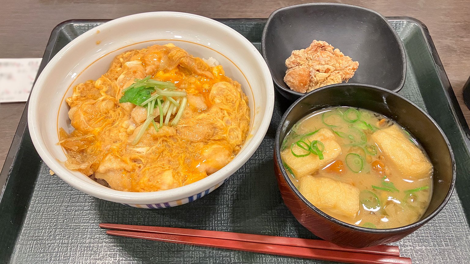 なか卯の親子丼とみそ汁＆鶏からの写真