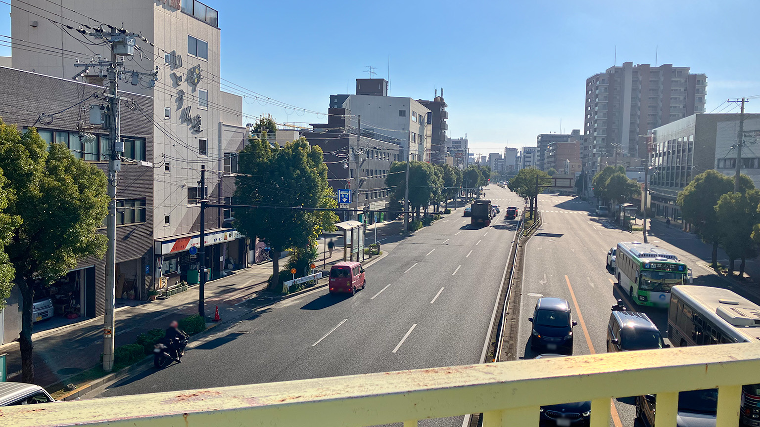 三軒屋歩道橋から見た大正通の写真