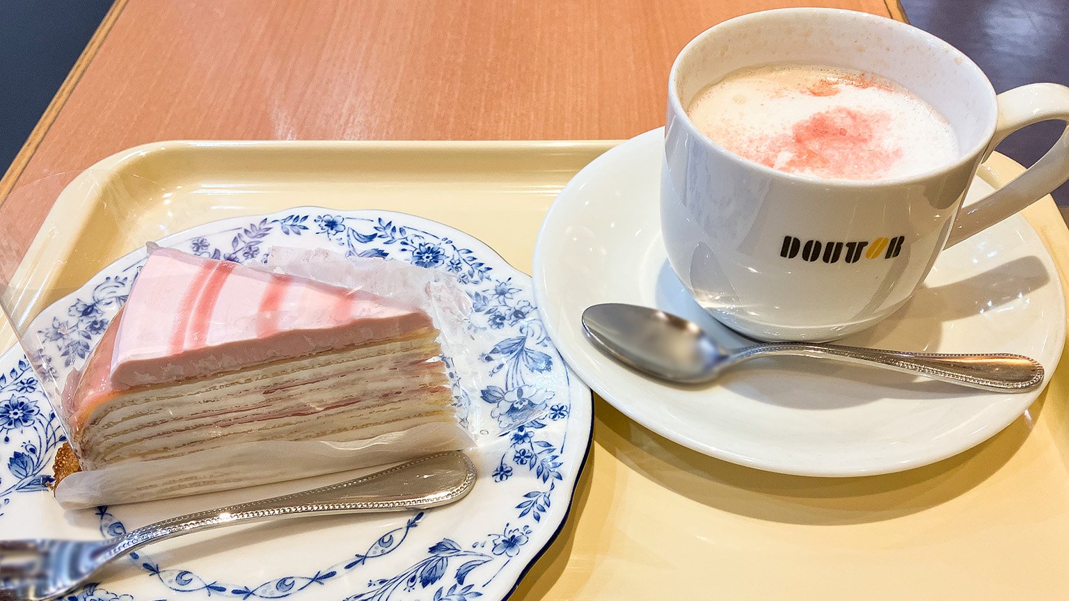 ドトールコーヒーショップの「さくら香るカフェ・ラテ（ホット）」と「さくら香るミルクレープ～苺チョコレート～」の写真