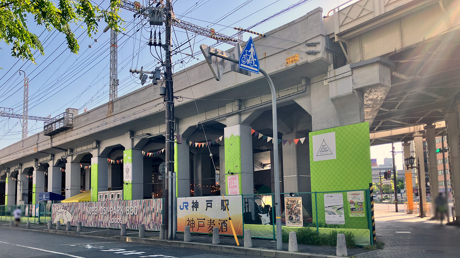 JR神戸線の高架下の写真