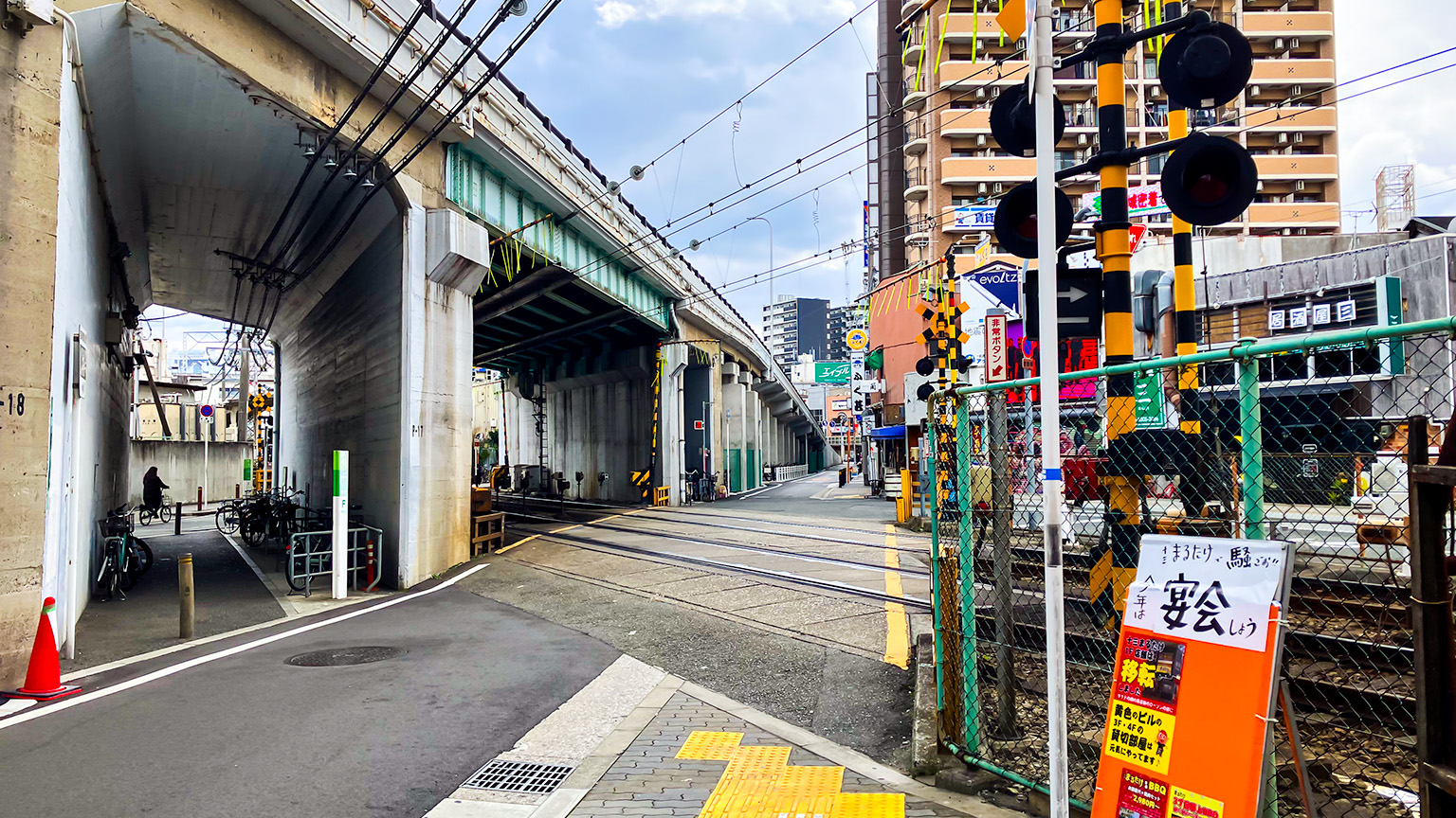 阪急神戸線の踏切の写真