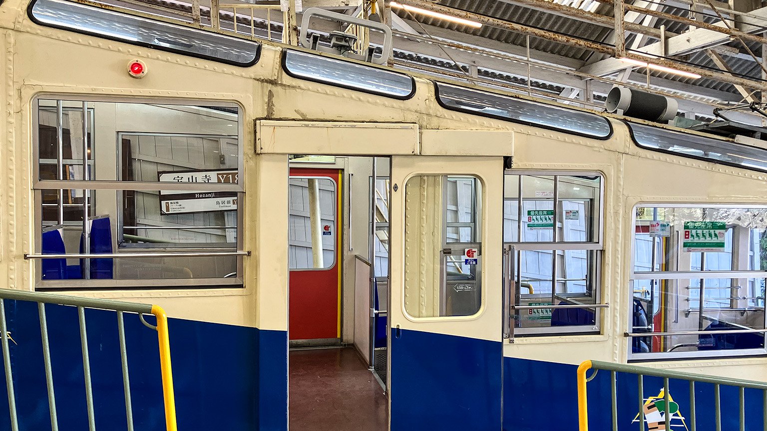 近鉄生駒ケーブルの鳥居前駅と宝山寺駅の間で乗車した車両の写真
