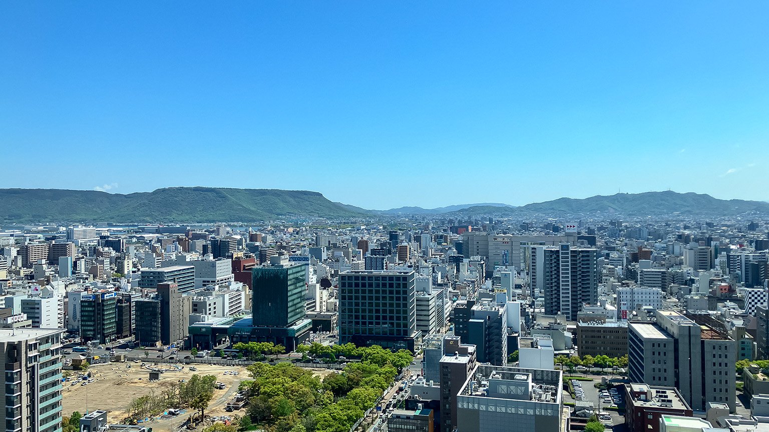香川県庁の展望室から見た東側の景色の写真