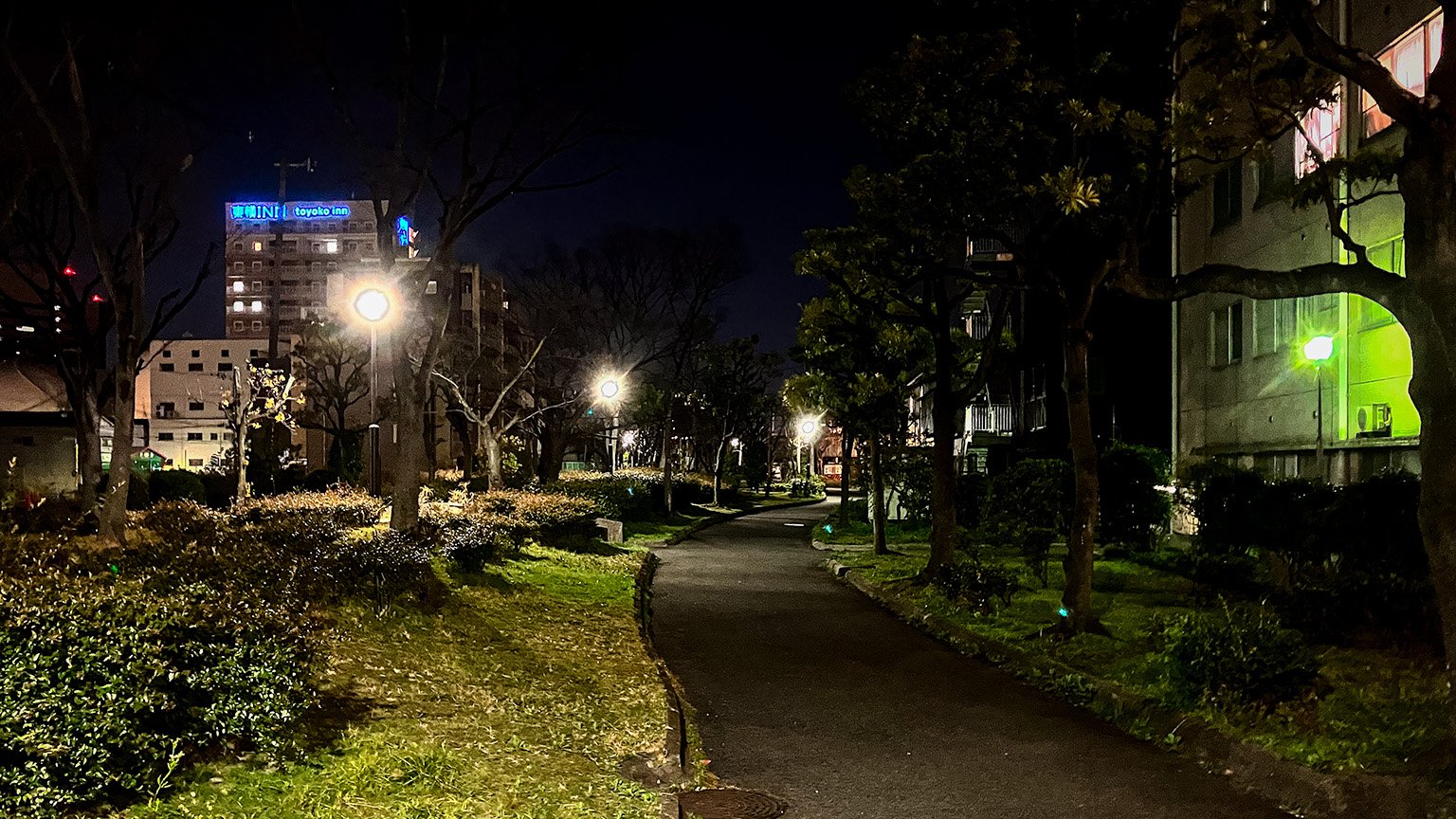 みなと通から尻無川方面へ続く遊歩道の写真