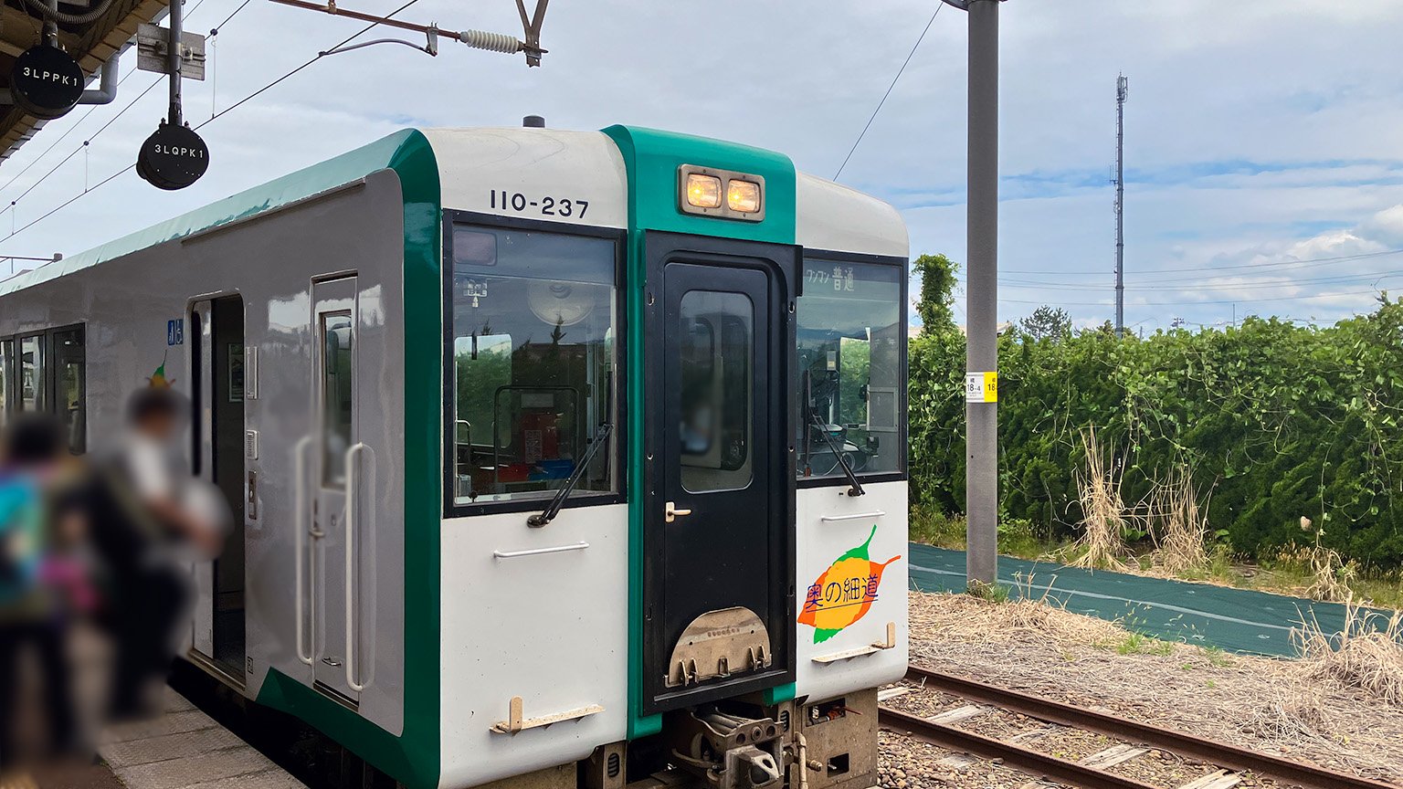 余目駅に停車する新庄行き普通列車の写真