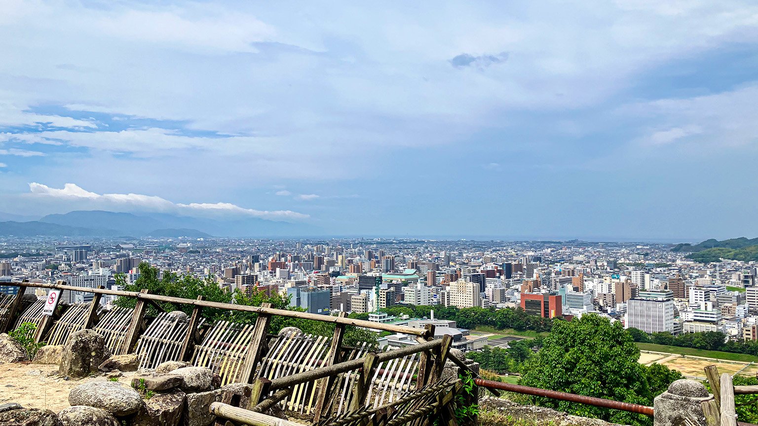 松山城の城山公園本丸広場からの景色の写真