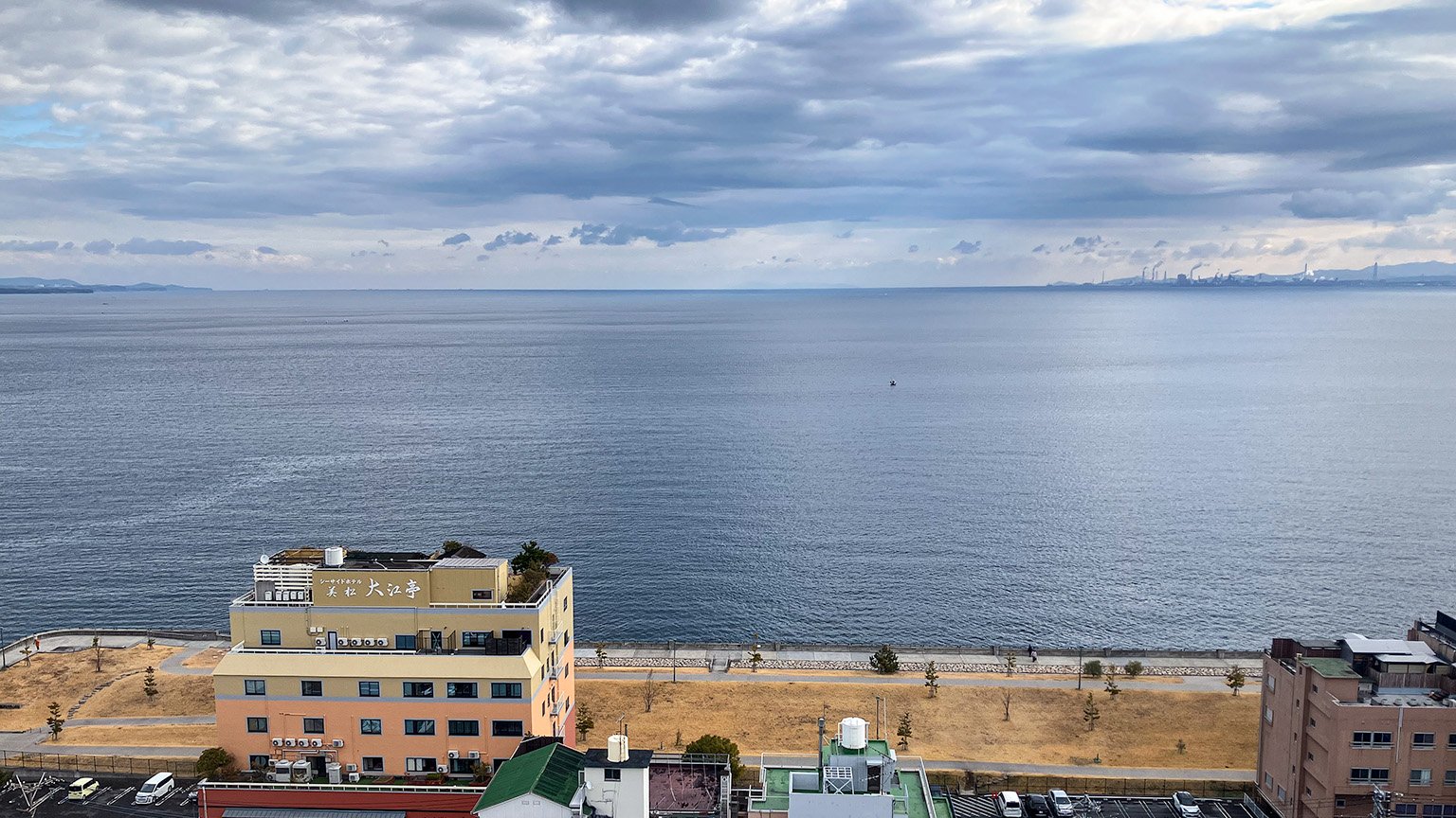 別府タワーの展望台から見た東側の景色の写真