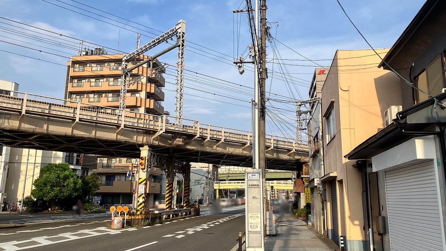 大阪環状線と阪神高速の高架の写真