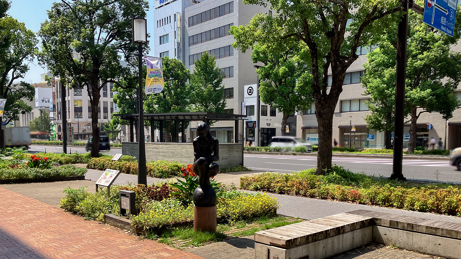 姫路の大手前通り沿いの歩道の写真