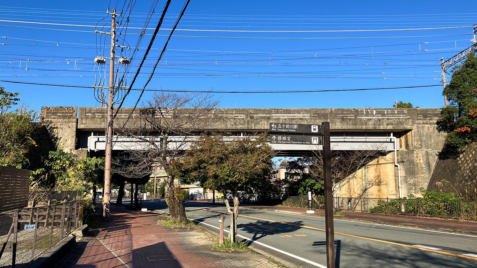 近鉄鳥羽線の五十鈴川駅東側高架の写真