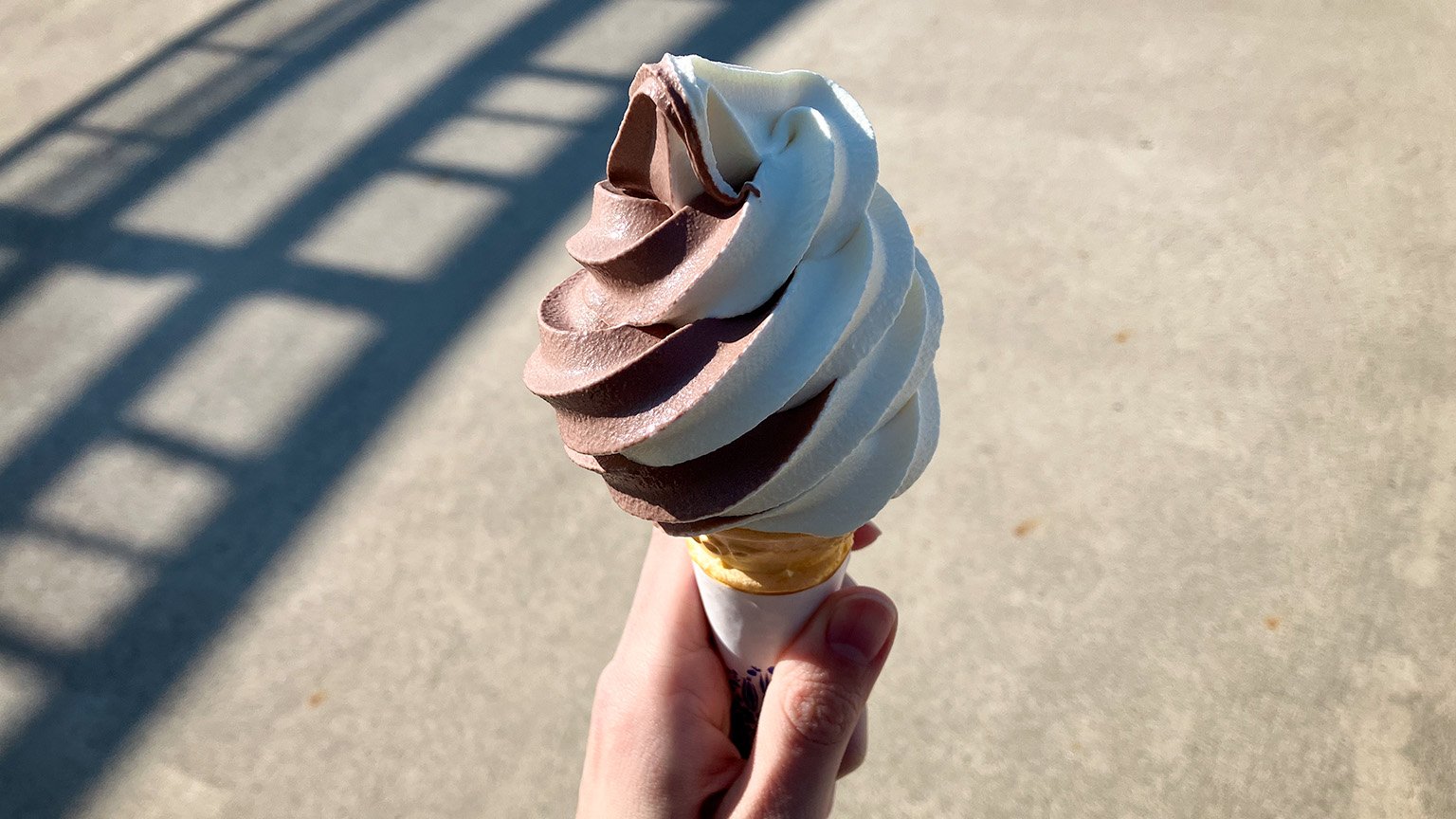 生駒山上遊園地にあるいこま山ビューレストランのソフトクリームの写真