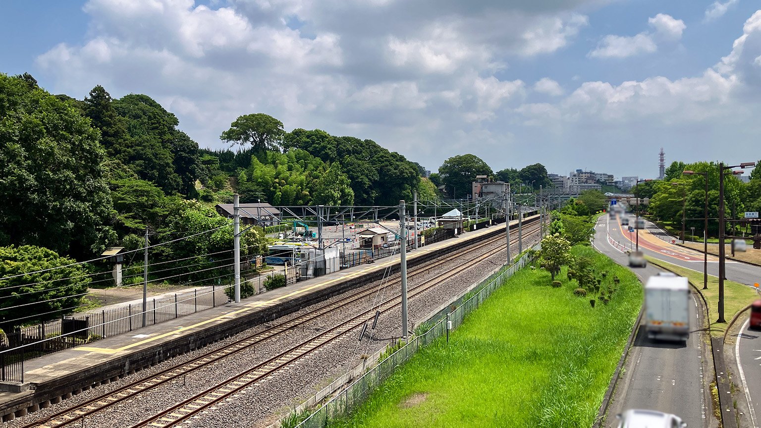 偕楽橋から見た偕楽園駅のホームの写真
