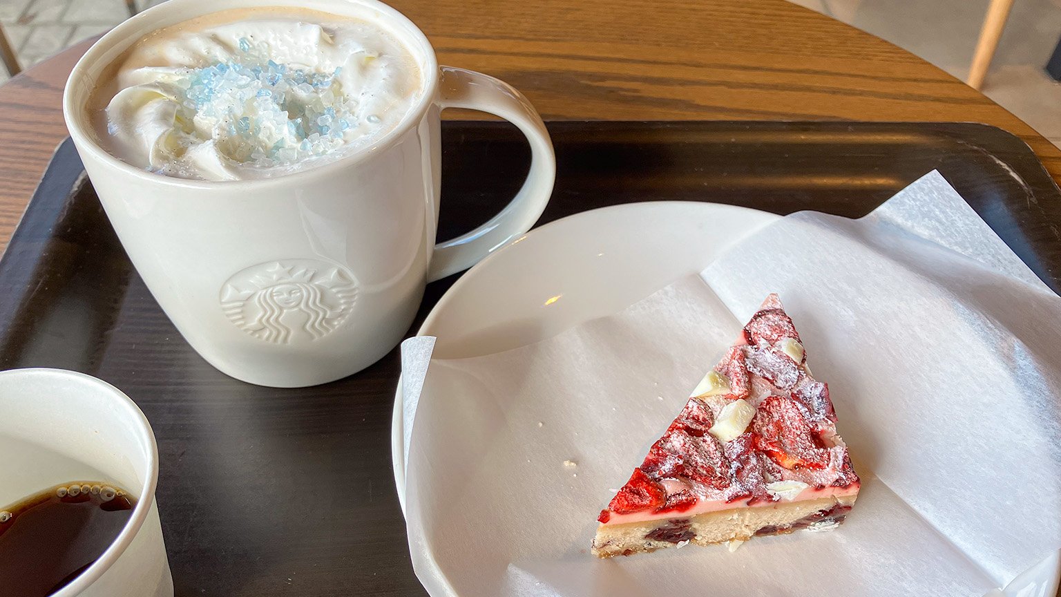スタバのマカダミアホワイトスノーモカとストロベリー＆クランベリーブリスバーの写真