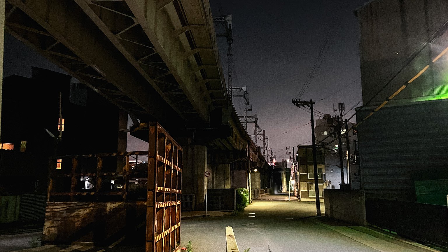 大阪環状線の弁天町駅と西九条駅の間の区間の高架下の写真