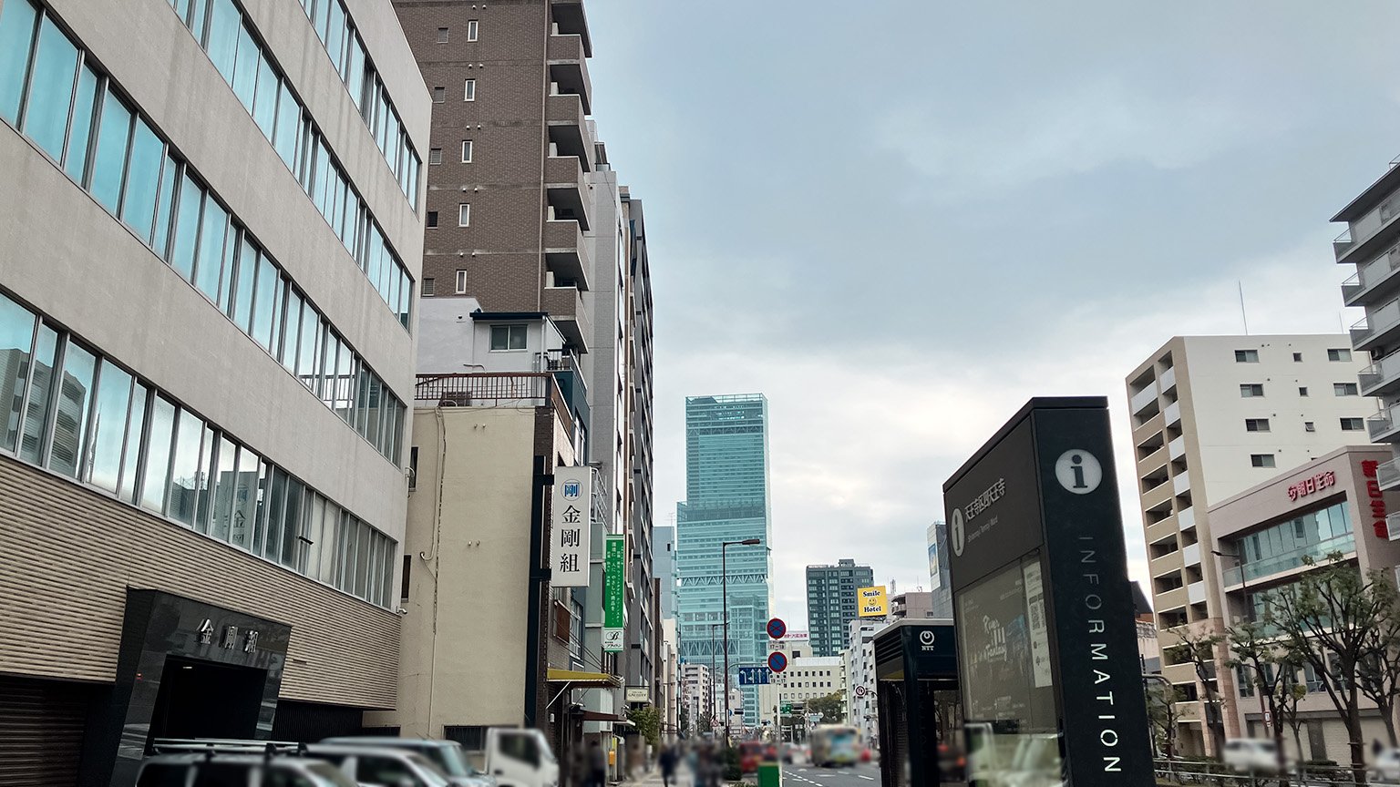 谷町筋とあべのハルカスの写真