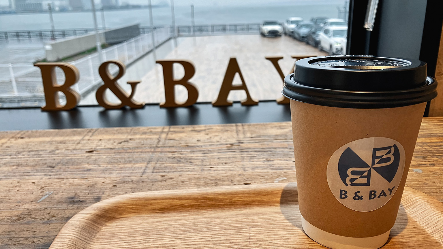 CAFE B&BAY のカフェラテの写真