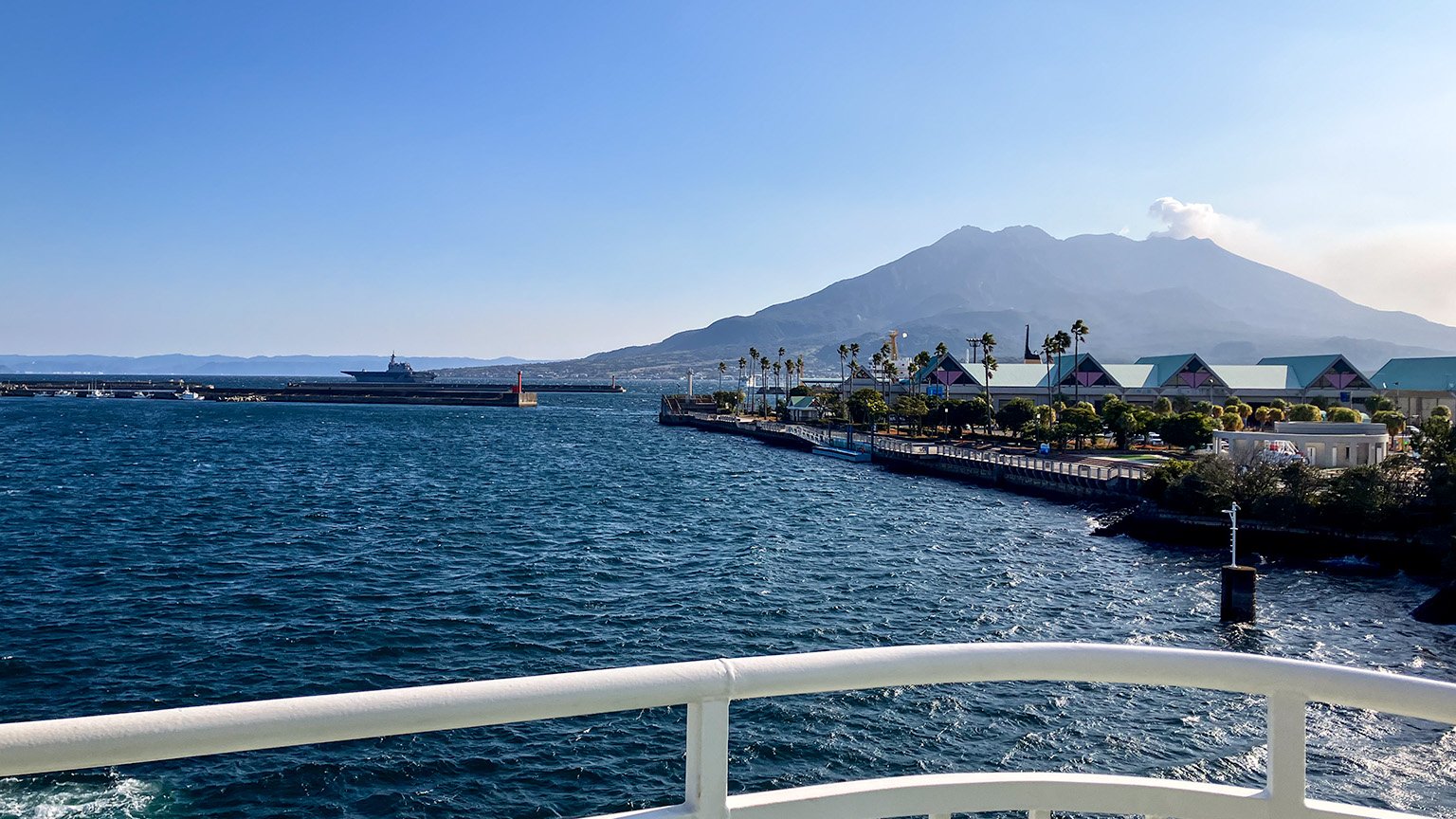 桜島フェリーのデッキから見た桜島の写真