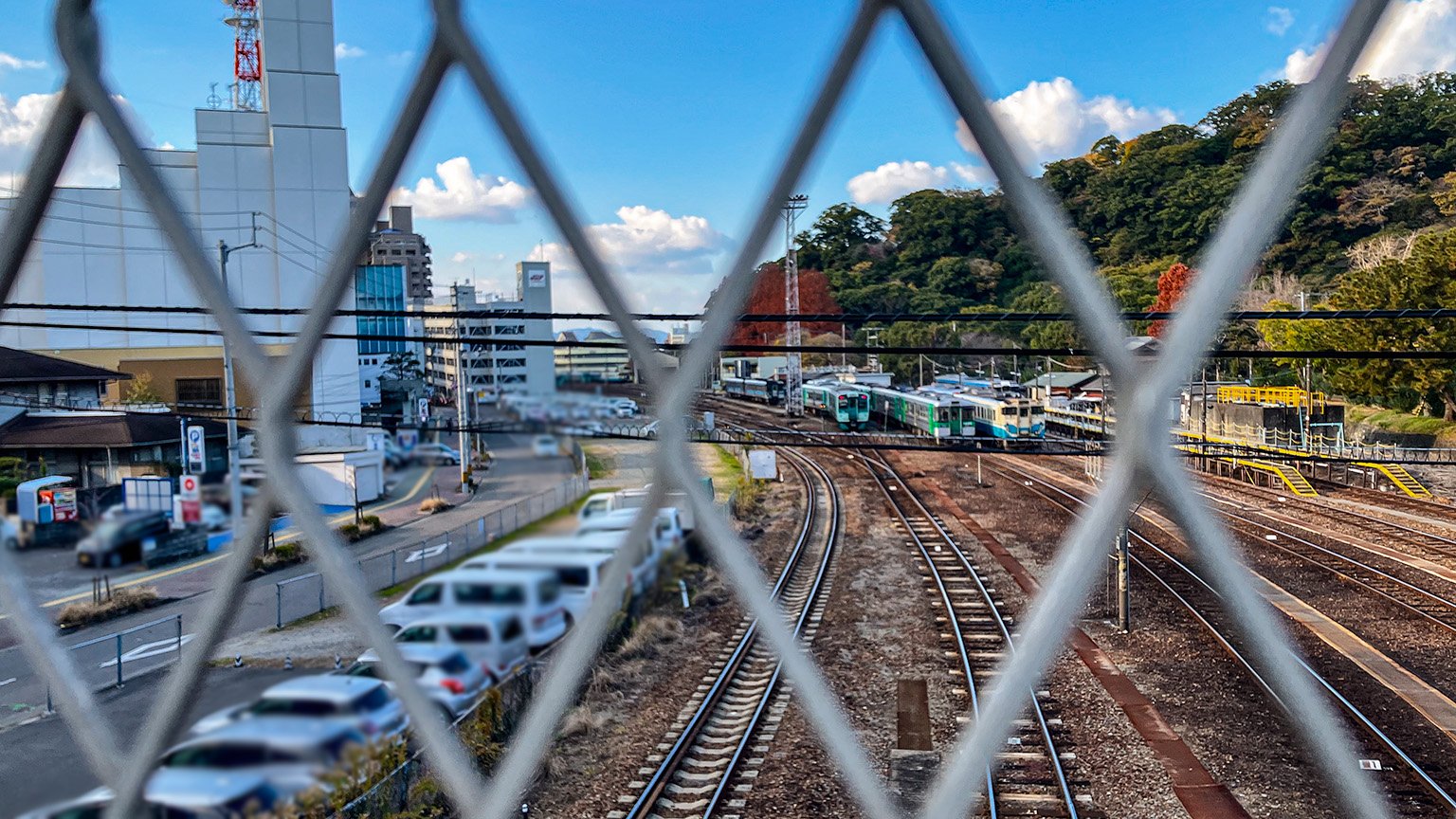 徳島中央公園から線路の南側へ向かう跨線橋からの景色の写真