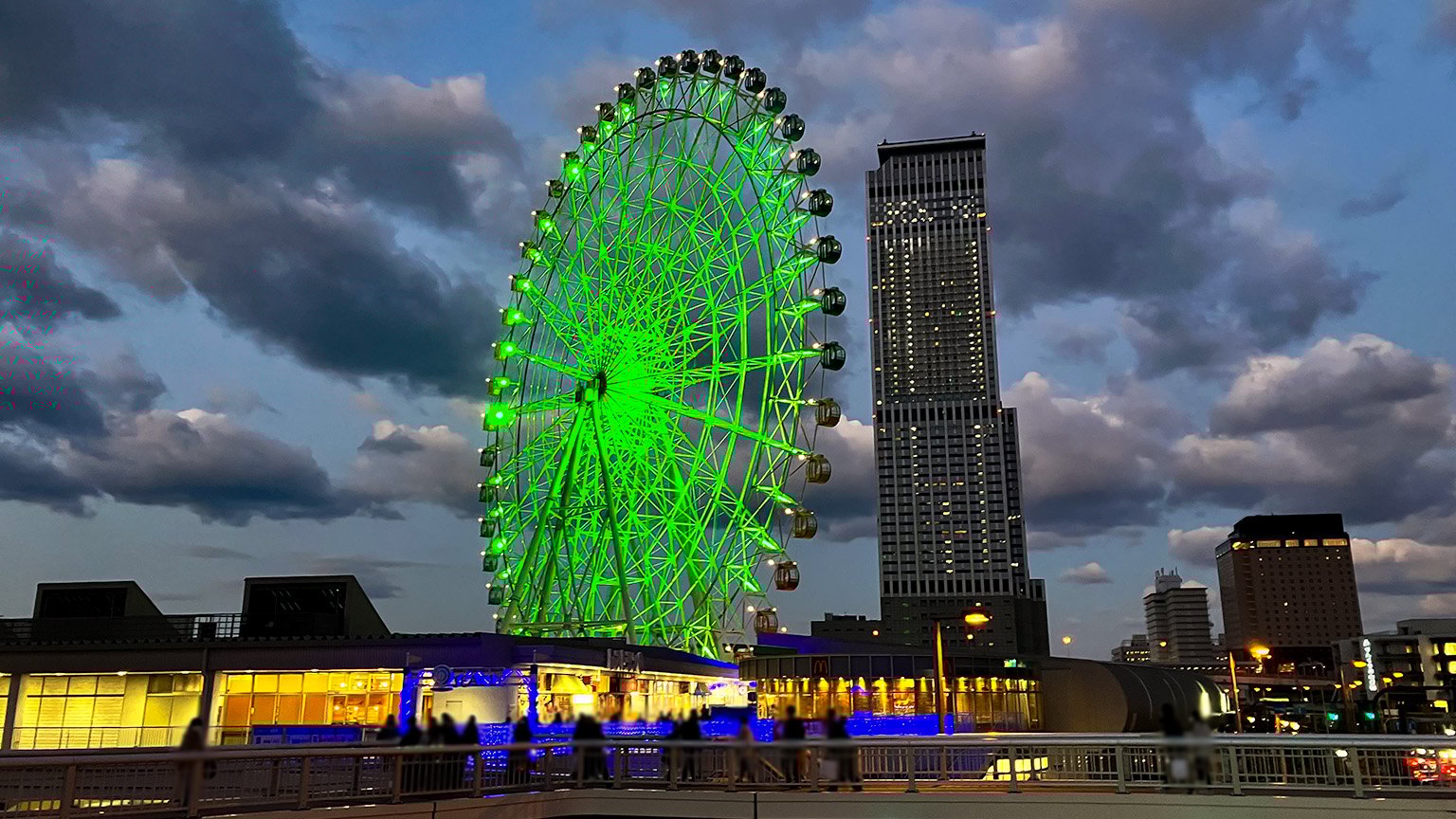 大観覧車りんくうの星とSiSりんくうタワーの写真