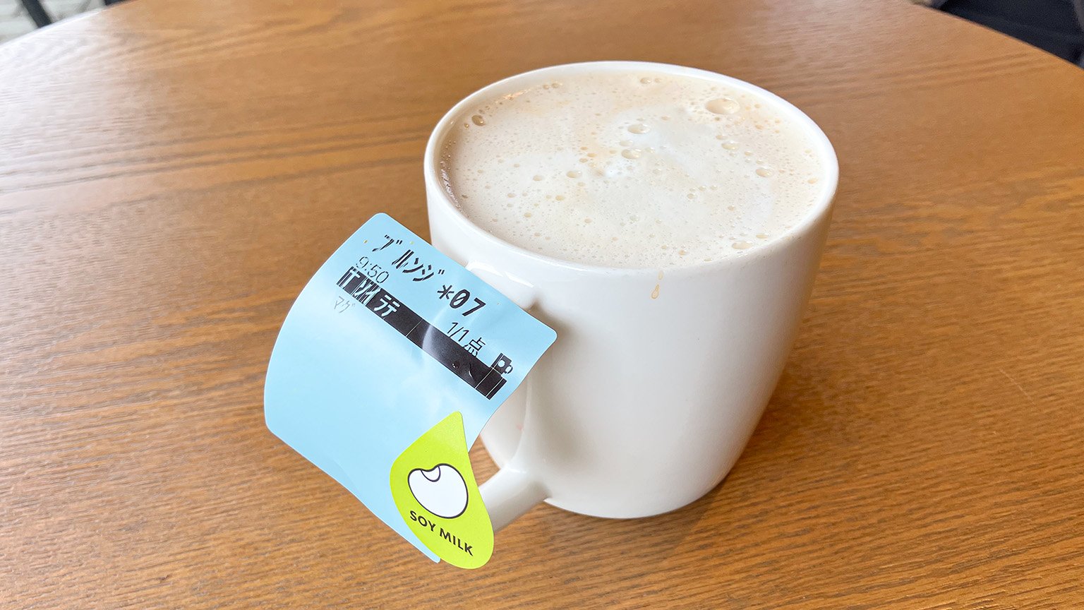 スタバのモバイルオーダーで注文した店内マグ入りのソイラテの写真