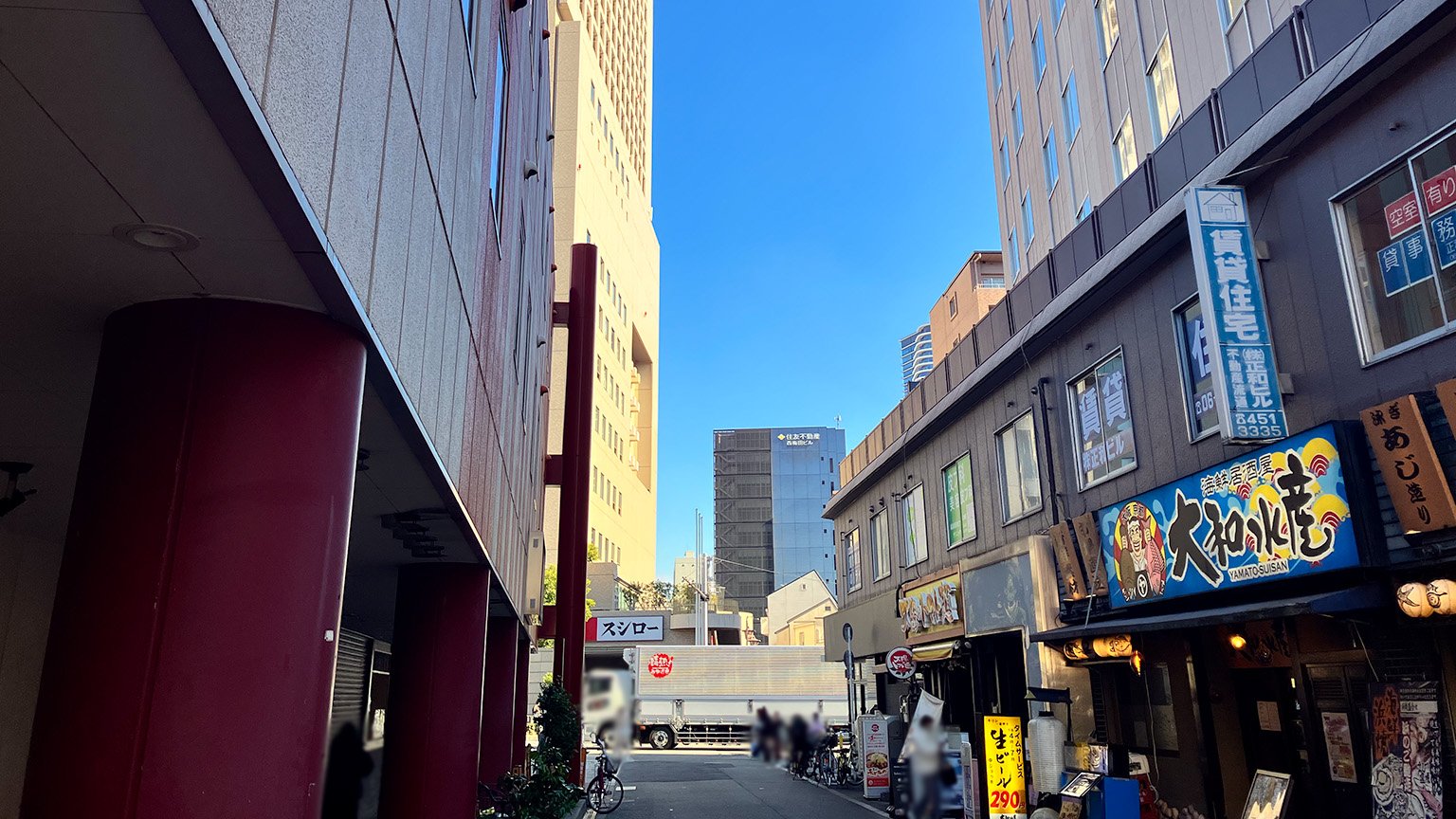 大阪環状線の福島駅近くの細い路地の写真