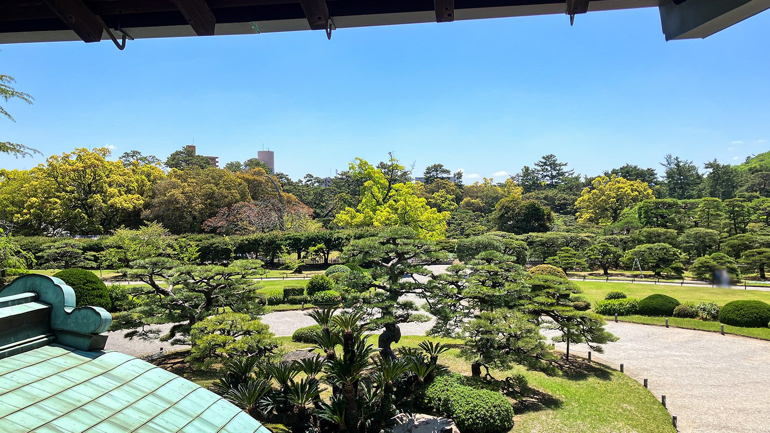 栗林公園内の商工奨励館の2階から見た景色の写真