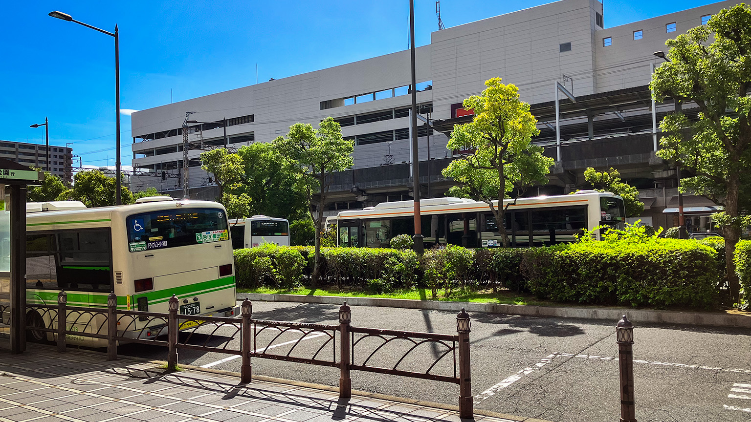 終点の堺駅西口バス停周辺の写真