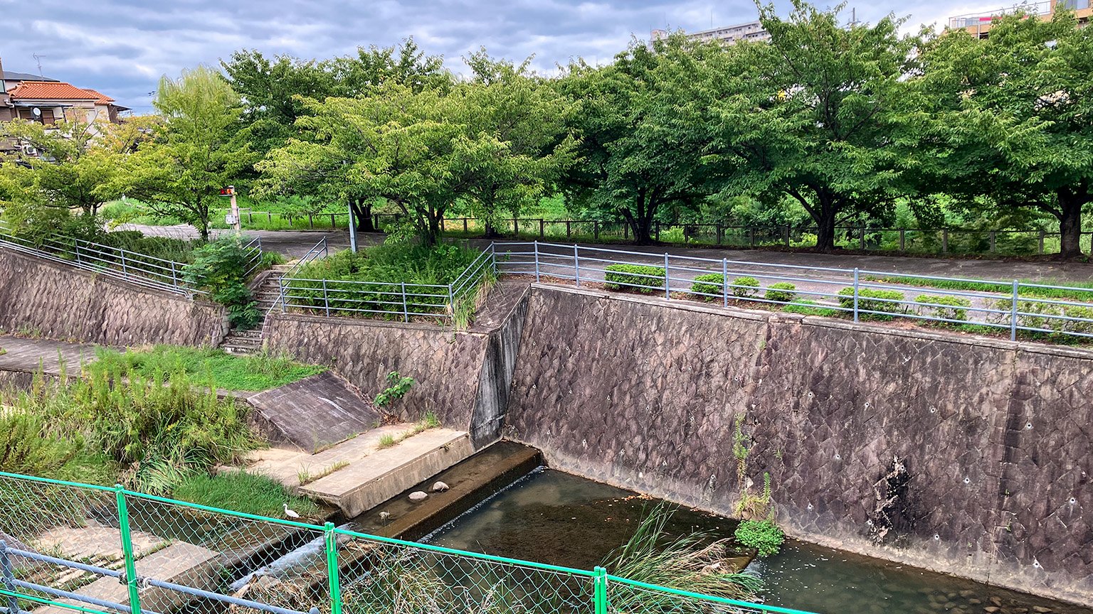 箕面萱野駅前を流れる千里川の写真