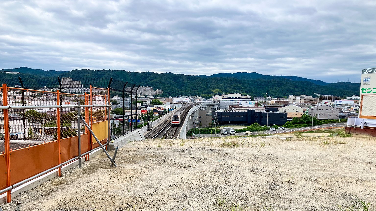箕面市立病院移転予定地の高台から眺める北大阪急行線と北摂山地の写真
