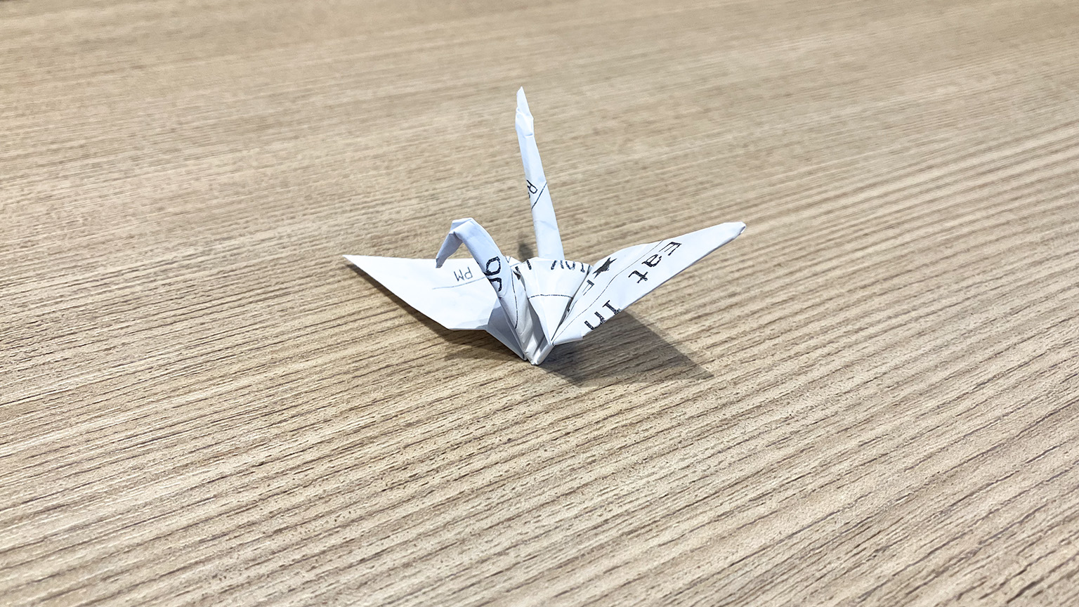 マクドナルドのレシートで折った鶴の写真
