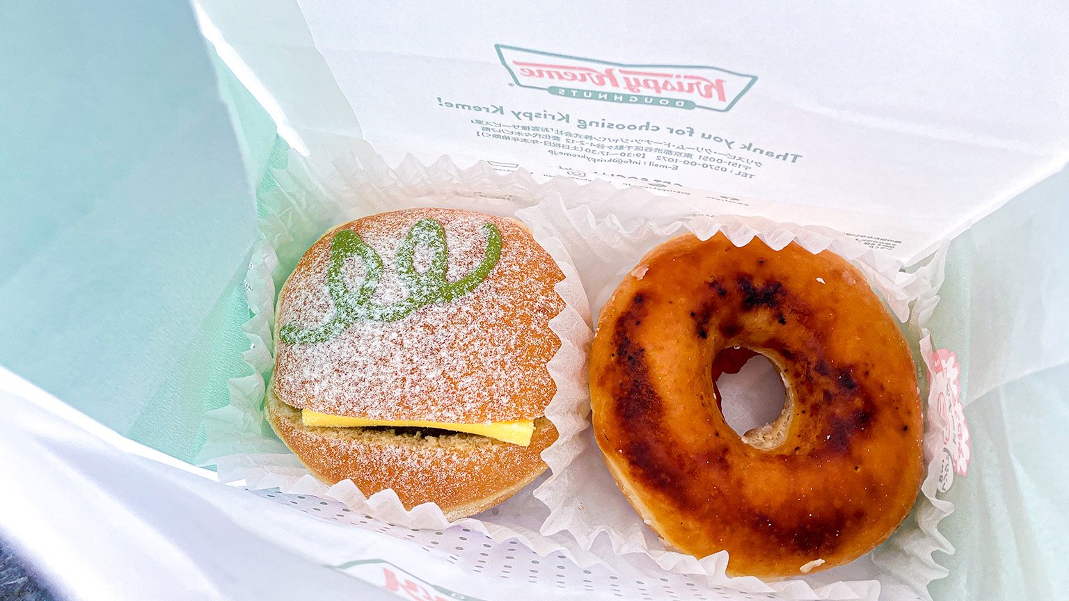 クリスピー・クリーム・ドーナツの「クリスピー・クリーム・プレミアム名古屋抹茶あんバター」と「クリスピー・クリーム・プレミアム名古屋ブリュレグレーズドストロベリー＆チーズ」の写真