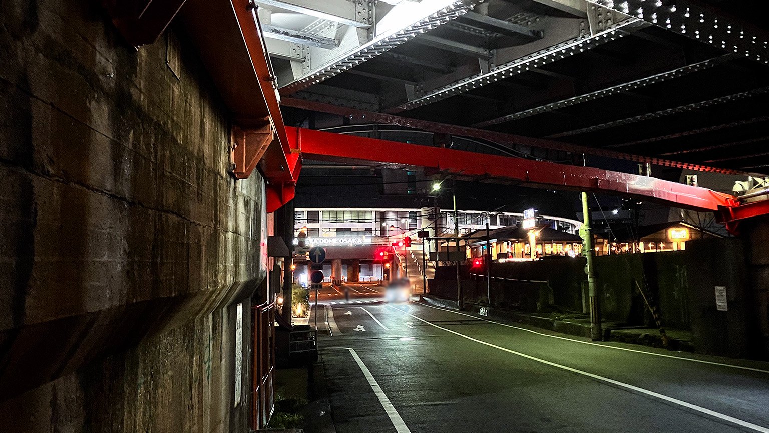 大阪環状線の高架と京セラドーム大阪の写真