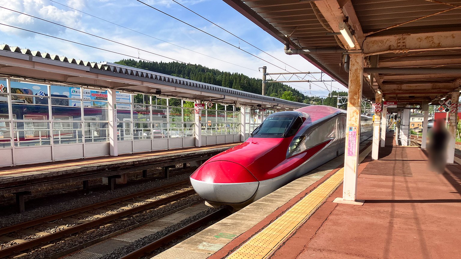 角館駅に入ってくる秋田新幹線こまち号の写真
