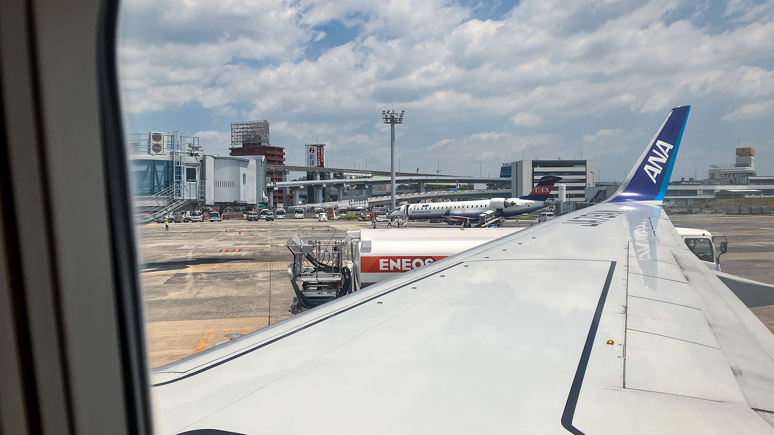 飛行機の機内から見る大阪国際空港の写真