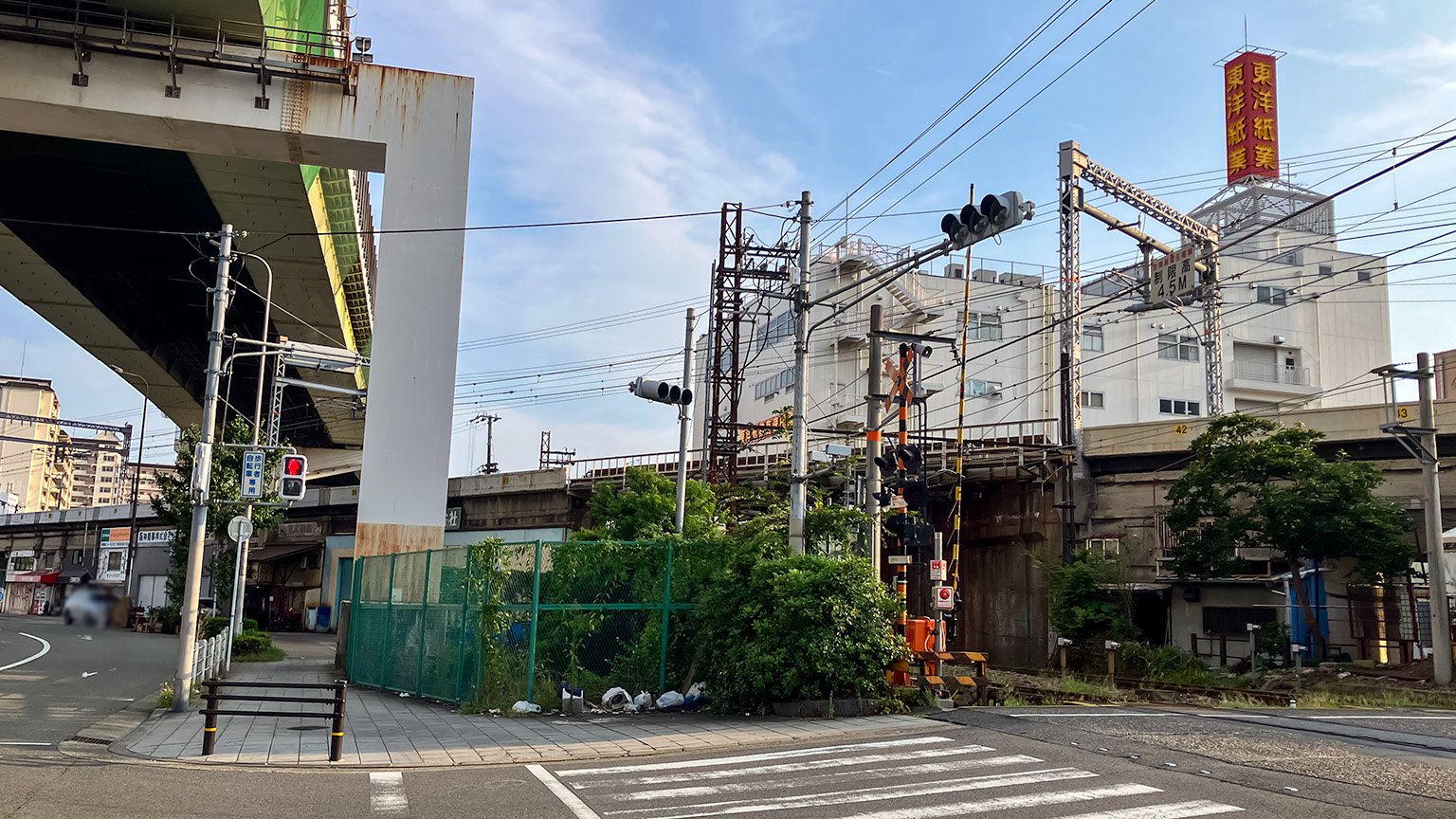 大阪環状線と阪神高速の高架と南海高野線の線路の写真