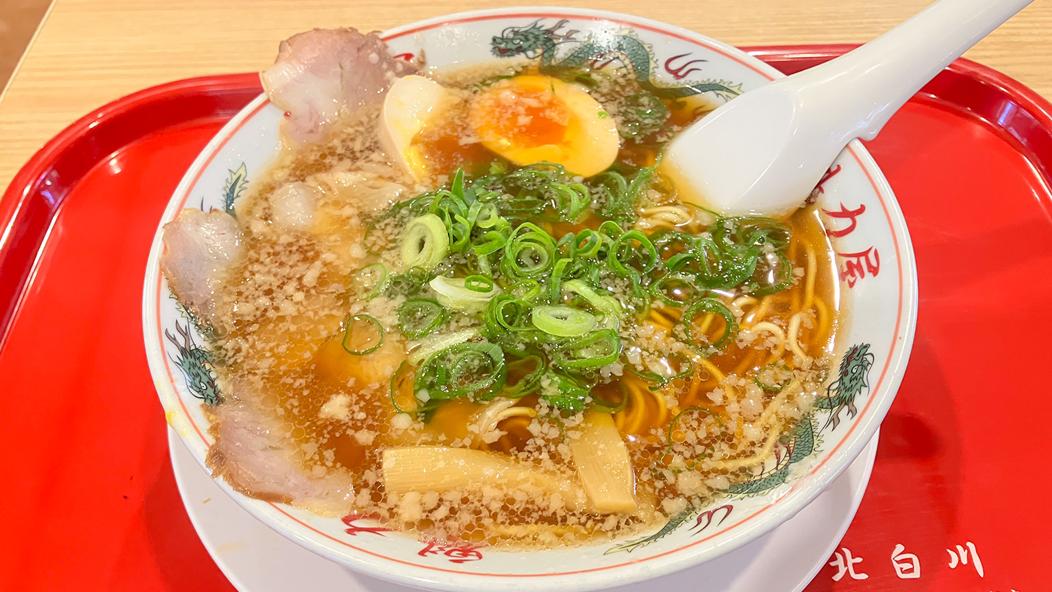 魁力屋イオンモール大阪ドームシティ店の特製醤油味玉ラーメンの写真