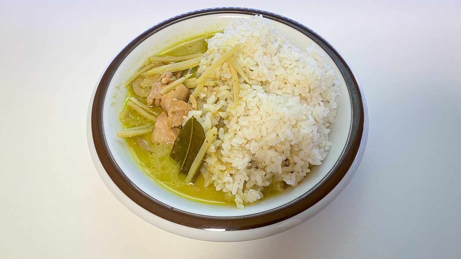 無印良品の「辛くないグリーンカレー」の写真