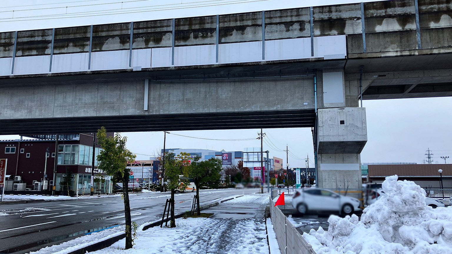 北陸新幹線の高架とイオンモール高岡の写真